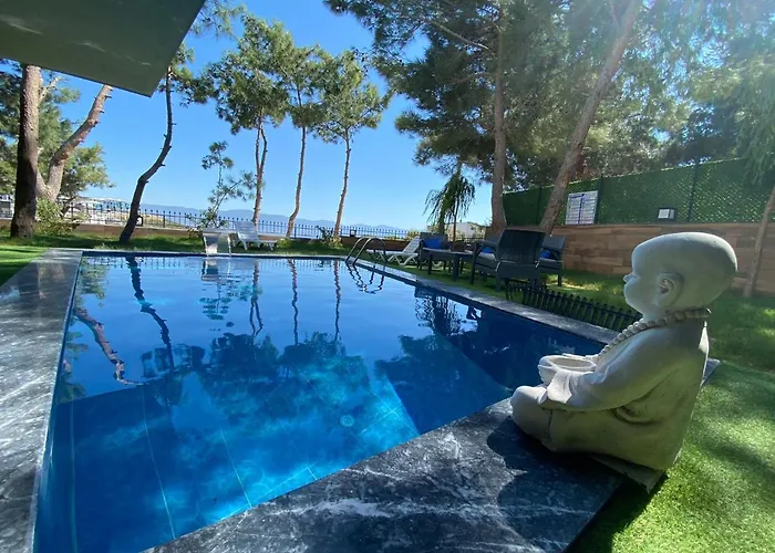 Oezel Havuz Ve Deniz Manzarali Yeni Villa