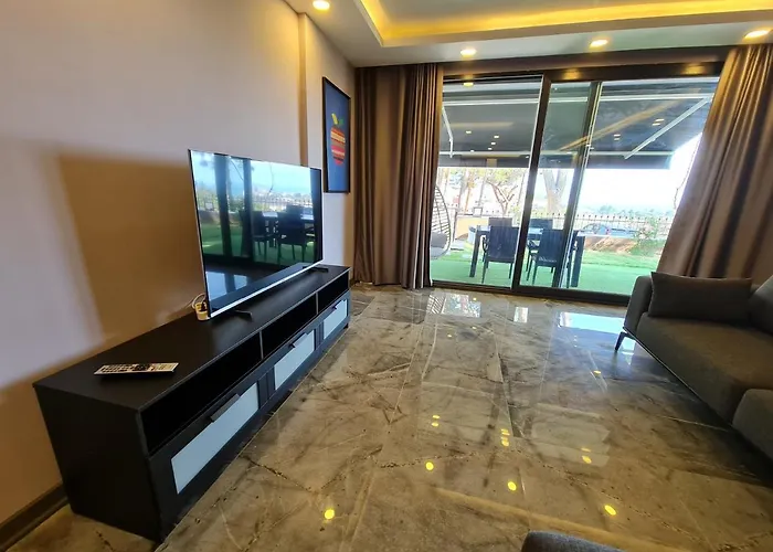 Oezel Havuz Ve Deniz Manzarali Yeni Villa Kusadası