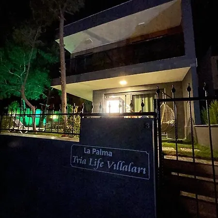 Oezel Havuz Ve Deniz Manzarali Yeni