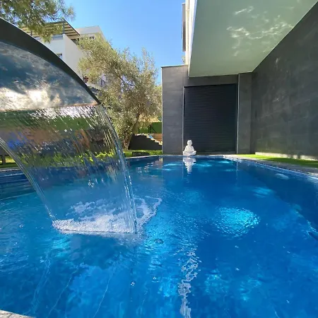Oezel Havuz Ve Deniz Manzarali Yeni * Kusadasi