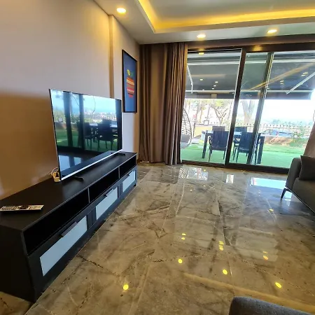 Oezel Havuz Ve Deniz Manzarali Yeni Villa Kusadasi