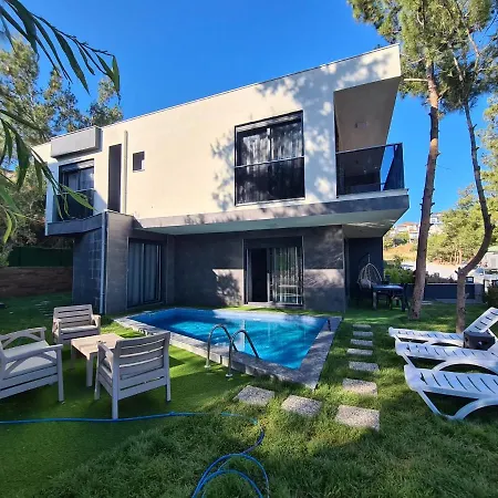 Oezel Havuz Ve Deniz Manzarali Yeni فيلة