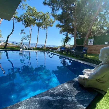 Oezel Havuz Ve Deniz Manzarali Yeni فيلة