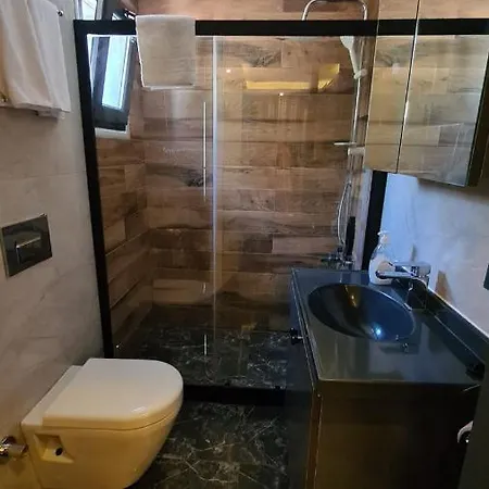 Oezel Havuz Ve Deniz Manzarali Yeni * كوشاداسيه