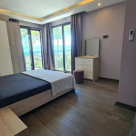 Oezel Havuz Ve Deniz Manzarali Yeni * كوشاداسيه