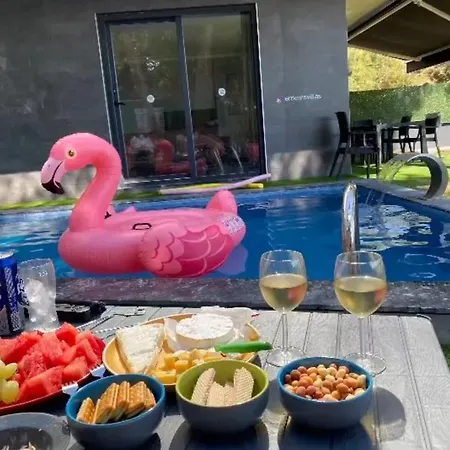 Oezel Havuz Ve Deniz Manzarali Yeni كوشاداسيه